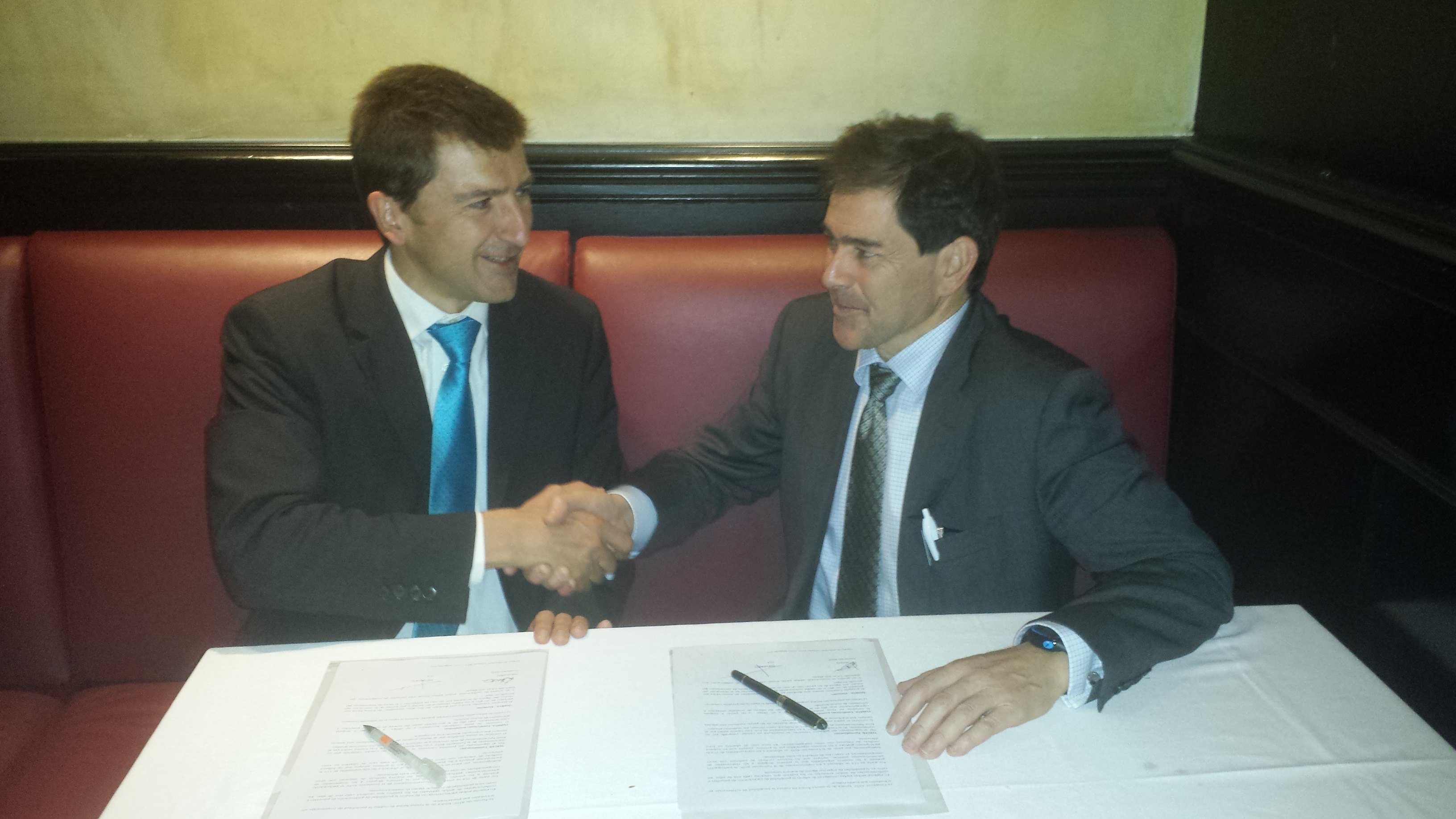 Foto de la firma del convenio