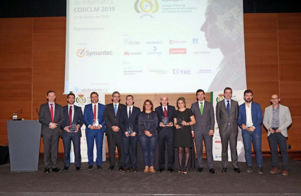 Foto premiados y autoridades III Edición Premios Regionales COIICLM VI 1030x672